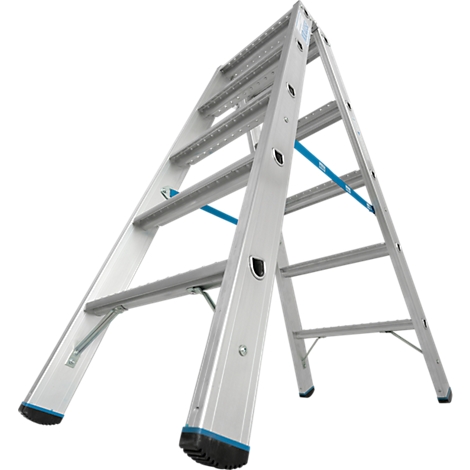 Un escabeau argenté, ouvert en forme de A. Entretoises bleues et pieds en caoutchouc noirs.