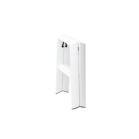 Meuble blanc en forme de A avec crochets à l'intérieur. Détails noirs. Se dresse sur fond blanc.