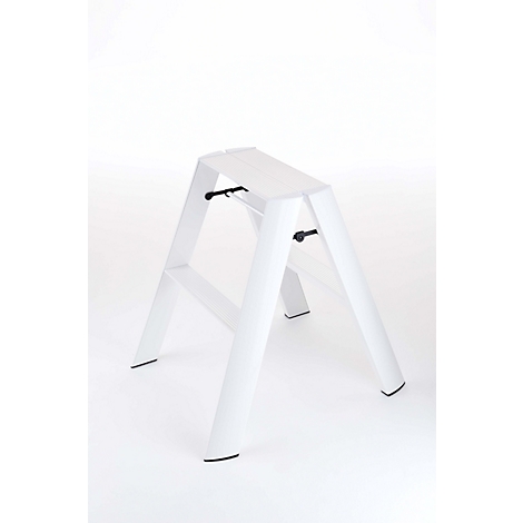 Escabeau blanc sur fond blanc. Les charnières noires relient les marches. Les pieds noirs assurent une assise sûre.