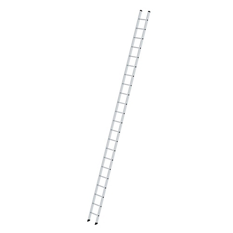 Échelle en métal sur fond blanc.