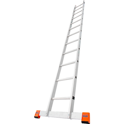 Une échelle de couleur claire, inclinée. L'échelle est placée sur un fond blanc et a des pieds orange.