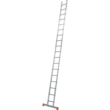 Échelle en aluminium gris, placée en biais. Les barreaux sont horizontaux.