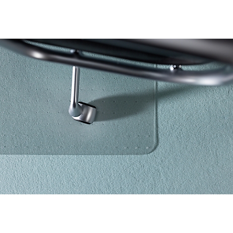 Detailopname: Metalen beugel met ophanging op lichtblauwe achtergrond.