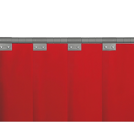 Rideaux à lanières en PVC rouge, fixés en haut avec des cintres en métal. Les rideaux descendent d'une barre métallique grise.