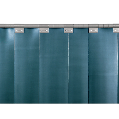 Rideaux à lamelles bleu foncé fixés à des rails métalliques avec des supports argentés. Lumière vive de gauche.