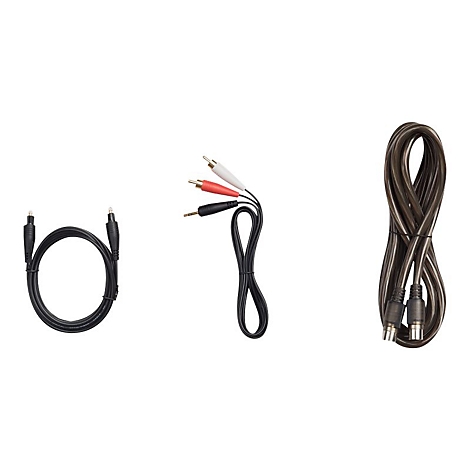 Drei verschiedene Audiokabel: ein optisches Kabel, ein Klinke-zu-Cinch-Kabel und ein Lautsprecherkabel.