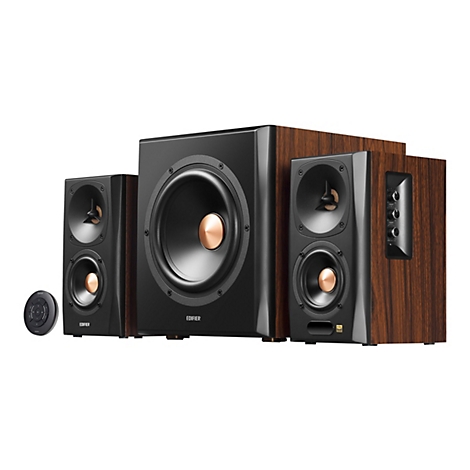 Edifier Lautsprecher-Set in Holzoptik mit Subwoofer und Fernbedienung vor weißem Hintergrund.