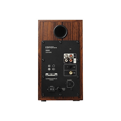 RÃ¼ckseite eines braunen Lautsprechers. Schwarze Platte mit AnschlÃ¼ssen, darunter Cinch-EingÃ¤nge und Stromanschluss.