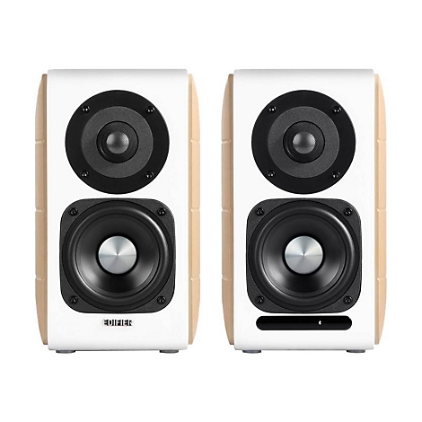 Zwei weiße Edifier-Lautsprecher mit Holzseiten, Hoch- und Tieftönern und Bluetooth-Symbol.