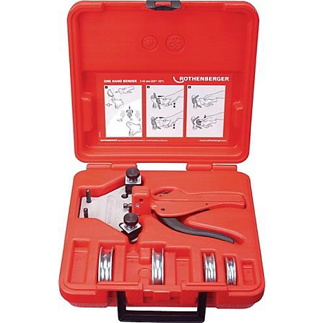 Rode gereedschapskoffer met pijpenbuiggereedschap en accessoires erin, bedieningsinstructies in het deksel.