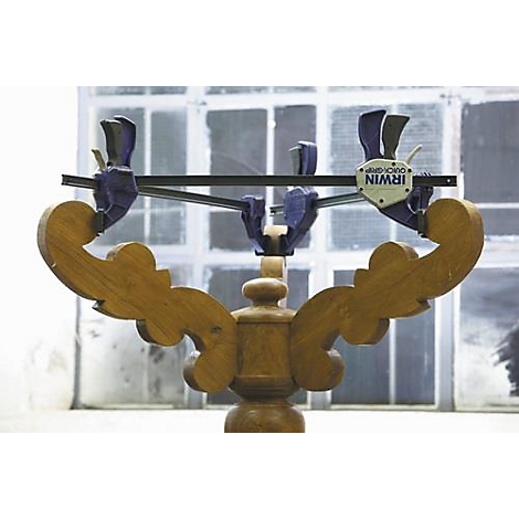 Decoratief houten stuk vastgezet met klemmen. Op een van de klemmen staat het woord 'IRWIN'.