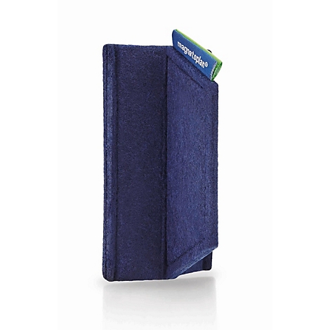 Porte-cartes en tissu bleu foncé sur fond clair, avec le bord d'une carte qui dépasse.