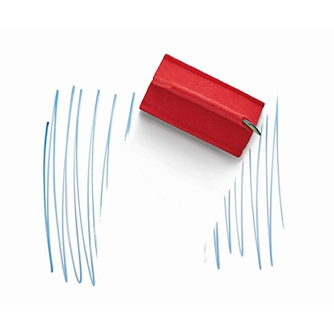 Une gomme rouge efface des lignes bleues sur du papier blanc.