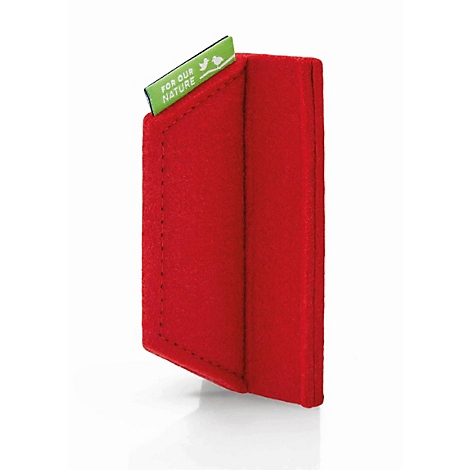 Porte-cartes rouge en feutre avec une petite étiquette textile verte, sur fond clair.