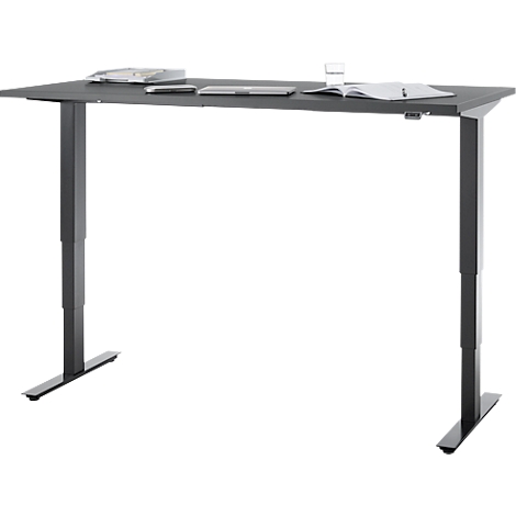 Grauer, höhenverstellbarer Schreibtisch mit Utensilien. Auf der Tischplatte liegen Laptop, Tablet, Notizbuch, Wasserglas.