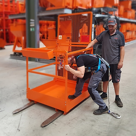 Eichinger-Industrie Arbeitskorb für Gabelstapler, für 2 Personen, Aufnahme auf breiter Seite, rutschsichere Plattform, Stahl, reinorange RAL 2004