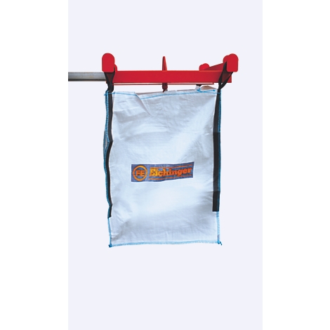 Ein weißer Big Bag hängt an einem roten Metall-Lastkreuz vor neutralem Hintergrund.