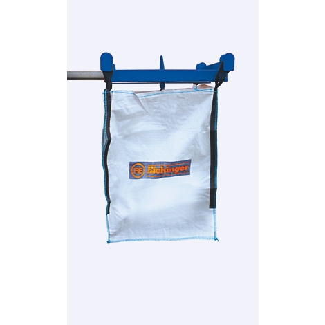 Ein weißer Big Bag mit Eichinger-Logo hängt an einer blauen Traversenvorrichtung.