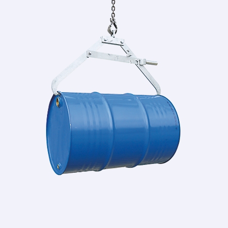 Blauer Metallfass, an einer Hebevorrichtung hängend. Die Kette und die Hebevorrichtung sind aus Metall. Der Hintergrund ist weiß.
