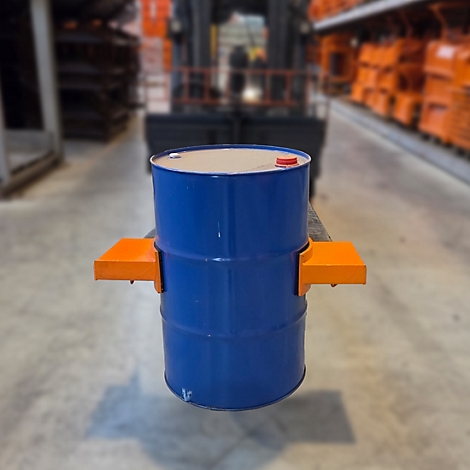 Blauer Metallfass, in orangefarbener Halterung, auf einem Gabelstapler. Lagerhalle im Hintergrund.