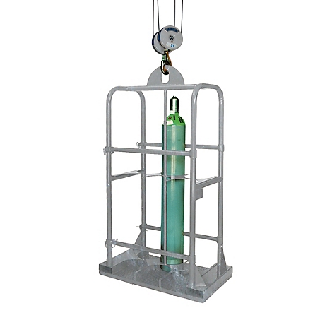 Eine grüne Gasflasche in einem Schutzkorb, der von einem Flaschenzug gehalten wird.