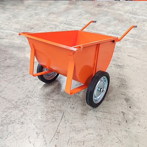 Eine orangefarbene Schubkarre mit zwei Rädern, Metallrahmen und Griffen, vor einem grauen Hintergrund.