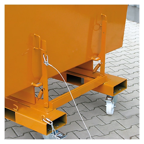 Detailansicht eines gelben Metallcontainers mit Rädern, Befestigungen und Seil.