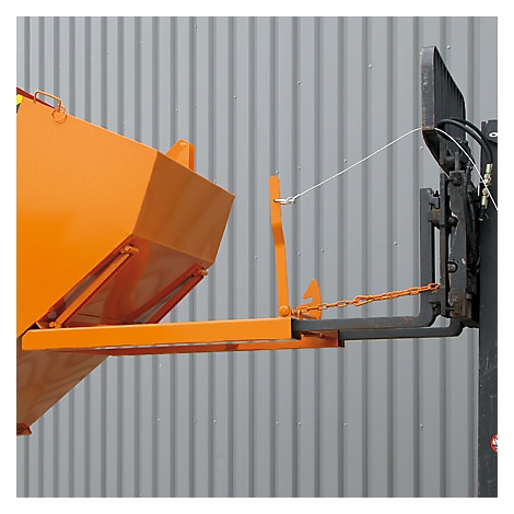 Ein orangefarbener Kippbehälter, befestigt an einem Gabelstapler, mit Kette und Drahtseil. Grauer Hintergrund.