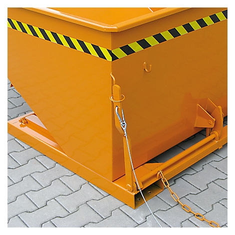 Orangener Container mit gelb-schwarzem Warnstreifen. Ein Drahtseil und eine Kette sind am Container befestigt.