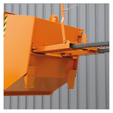 Orangener Metallbehälter, der an einem Drahtseil hängt. Gelb-schwarze Streifen an der Seite.