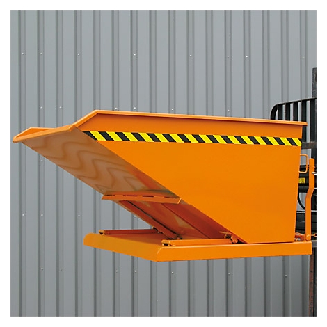 Orange Kippbehälter mit gelb-schwarzem Warnstreifen. An Gabelstapler montiert. Hintergrund: graue Metallfassade.