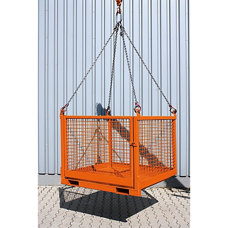 Ein orangefarbener, käfigartiger Behälter hängt an Ketten. Der Korb ist aus Metall, das Gitter ist quadratisch und hat eine Tür.