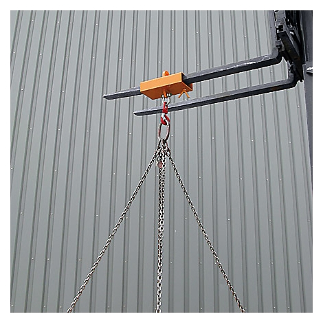Gabelstapler-Lastarm in Orange an Gabelzinken montiert, daran hängen schwere Metallketten vor grauer Wand.