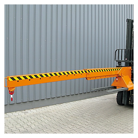 Ein oranger Kranarm mit schwarz-gelber Warnmarkierung ist an einem Gabelstapler montiert.