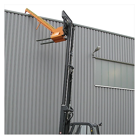 Ein ausgefahrener Gabelstapler mit orangefarbenem Teleskopausleger vor einer grauen Wellblechwand.