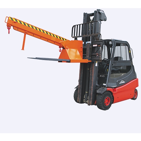 Linde Gabelstapler mit ausgefahrenem orangen Kranarm-Anbaugerät vor weißem Hintergrund.