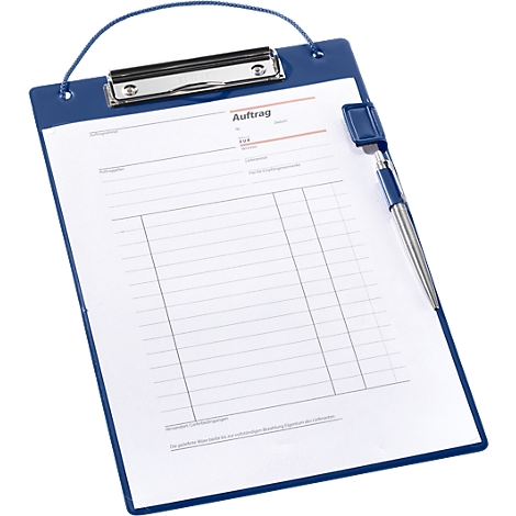 Blue clipboard with pen holder and pen. The paper says "Auftrag".