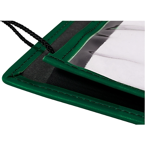 Détail d'un porte-badge vert en similicuir avec un cordon noir.