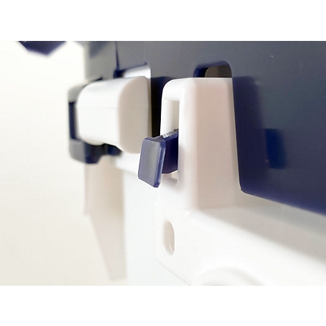 Nahaufnahme eines weißen Kunststoffs mit blauem Hebel und Details.