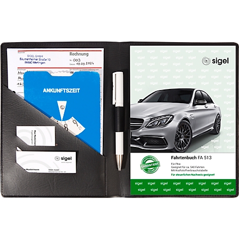 Schwarze Ledermappe mit weißem Stift, Rechnung, blauer Karte mit "Ankunftszeit", Visitenkarten, und einem Fahrtenbuch mit Autoabbildung.