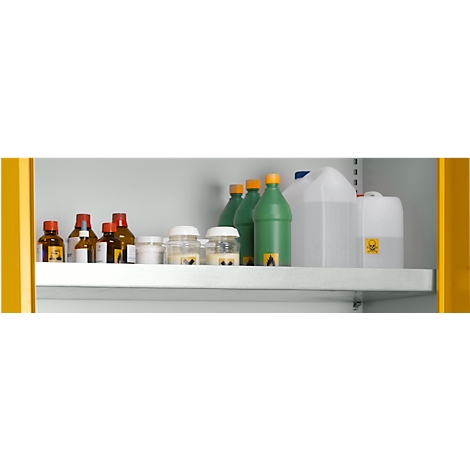 Regal mit Laborflaschen und Chemikalien. Braune, grüne und weiße Flaschen und Behälter mit Etiketten.