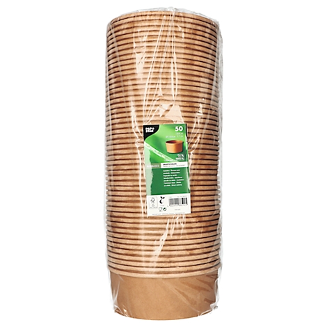 Ein Stapel brauner Pappbecher, verpackt in durchsichtiger Folie. Auf einem Etikett steht "50".