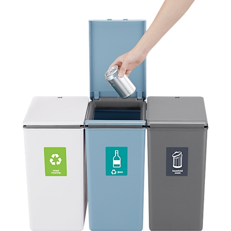 Person wirft Dose in Mülltonne. Drei Mülleimer mit Deckel und Recycling-Symbolen: Metall, Glas und Restmüll.