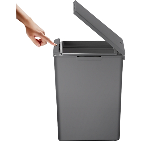 Grauer Mülleimer, Deckel geöffnet, Finger drückt Knopf.