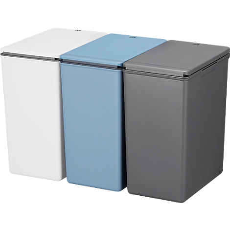 Trois poubelles rectangulaires blanches, bleues et grises avec couvercles, côte à côte.