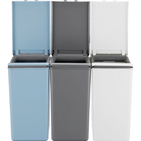 Trois poubelles rectangulaires, une bleue, une grise, une blanche, les couvercles sont ouverts.
