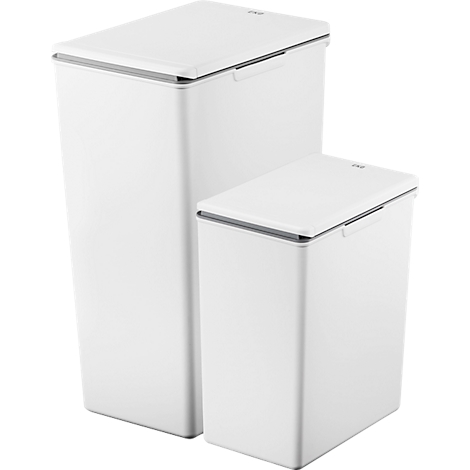 Deux poubelles blanches et rectangulaires côte à côte. Les deux ont un couvercle avec une poignée. Un logo est visible sur la plus petite poubelle.