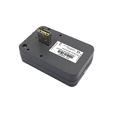 Schwarzer USB-Adapter mit einem USB-Anschluss, der nach oben zeigt. Aufkleber mit Text und Barcode.
