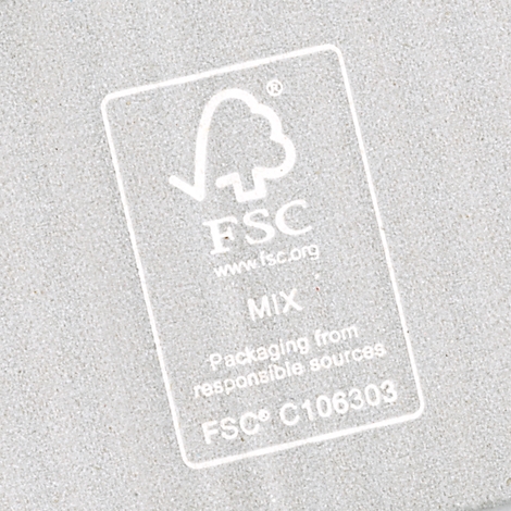 Transparante FSC-sticker op een grijze, gestructureerde achtergrond. De sticker toont een boomlogo en tekst.