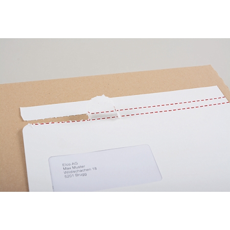 Gros plan d'une enveloppe en cours d'ouverture. L'onglet est déchiré. Adresse de l'entreprise visible.